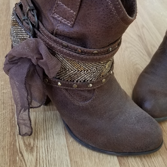 Boots - Picture 3 of 9